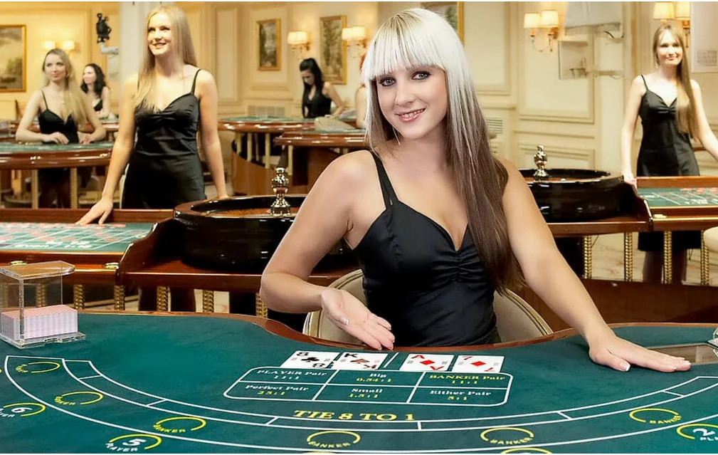 Meja kasino live dengan dealer dalam suasana studio